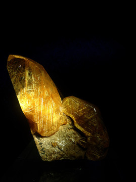 金发晶原石原矿
