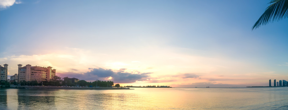 海南海口湾夕阳下的平静海面