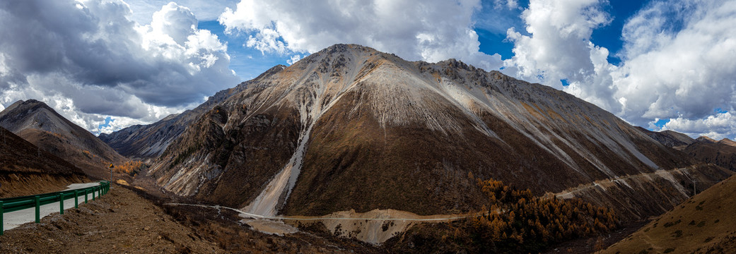 蓝天白云山峰