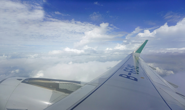 云层飞行的飞机民航客机