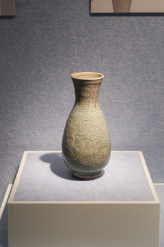 龙泉窑青釉刻花瓶