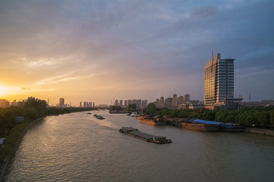 中国常州京杭大运河繁忙景象