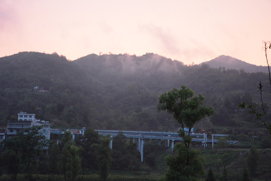 傍晚雨后乡村雨后公路