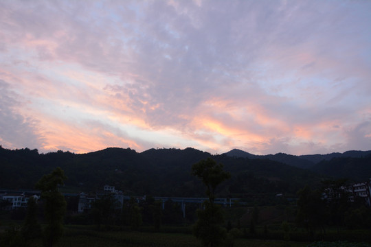 山与黄昏剪影