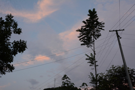 天空电线