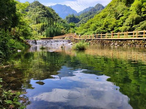 青山绿水倒影