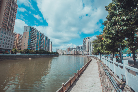 信宜一河两岸