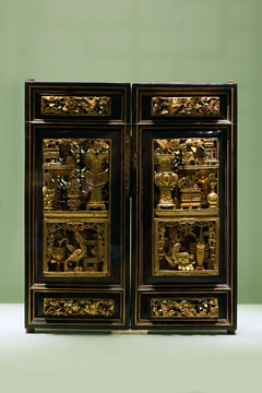 金漆木雕博古图及瑞兽小神龛门