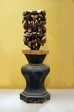 清代金漆木雕龛前瓶花