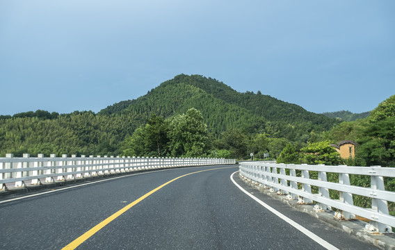 弯曲的山路和连绵山脉