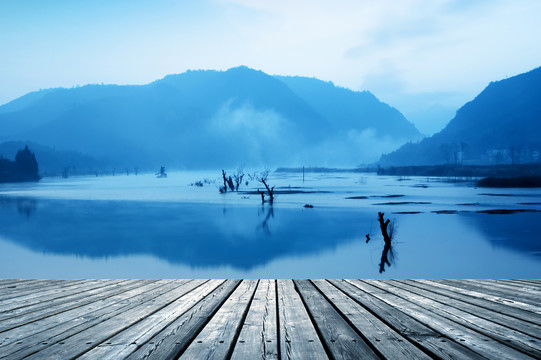 清晨的湖和木地板