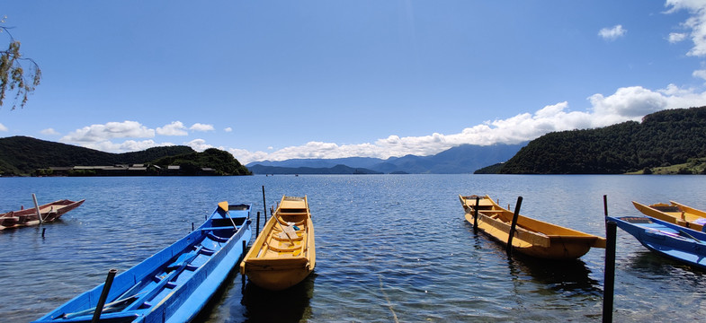 泸沽湖猪槽船