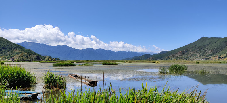 泸沽湖猪槽船