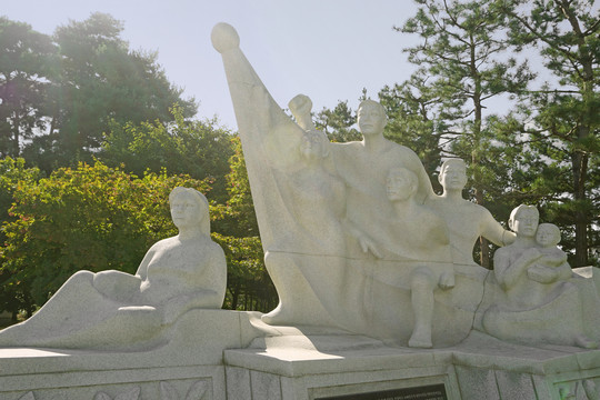 韩国水原显忠塔人物雕塑
