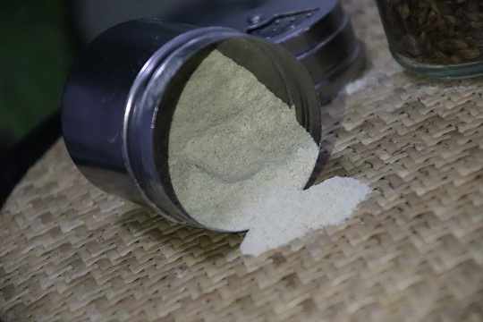 撒佐料罐子椒盐孜然粉