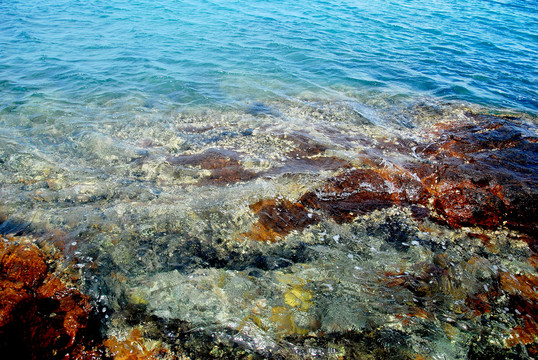 蓝色清澈的海水