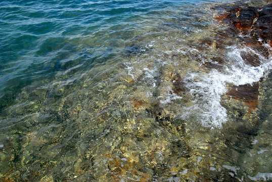 水面礁石