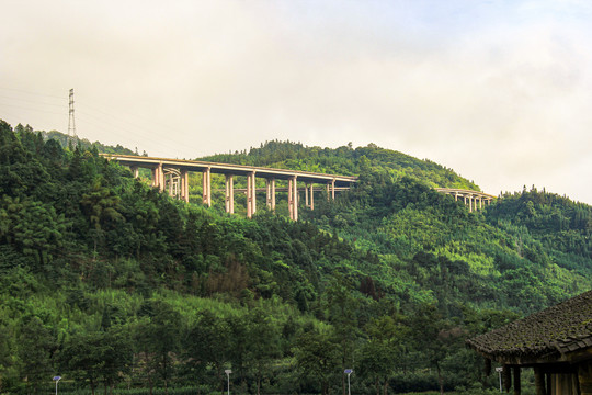 山间高架桥