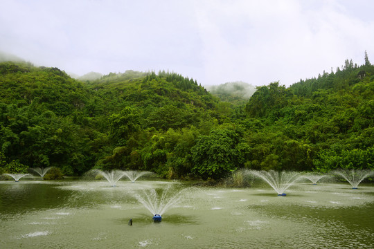 贵州天星桥天星湖喷泉