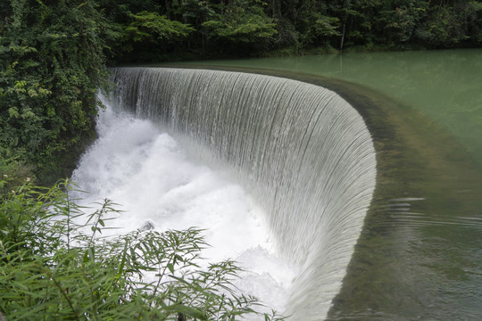 贵州荔波小七孔卧龙潭水坝