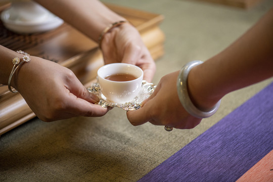 双手递茶