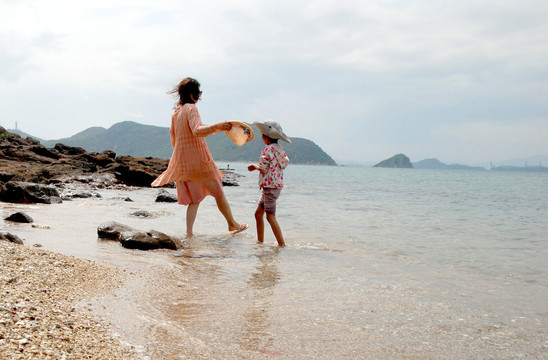 母女海边踏浪