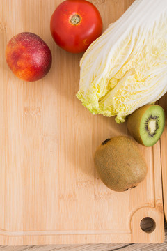 木纹桌子上的新鲜蔬菜水果混搭配