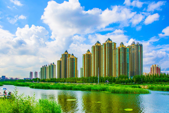 鞍山万水河与河对岸的高层住宅