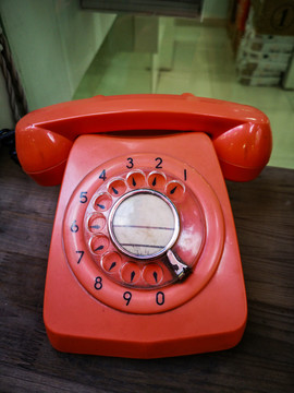 红色老式电话机