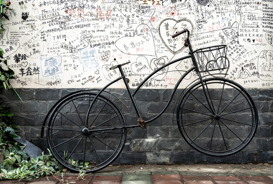 甜爱路街头复古自行车及涂鸦墙