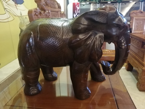 木雕大象工艺品雕塑作品摄影