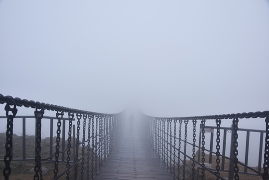 云雾缭绕云冰山铁索桥