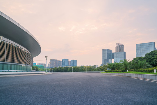 中国南京城市现代建筑和宽阔公路