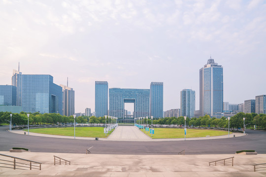 中国南京城市现代建筑和宽阔公路