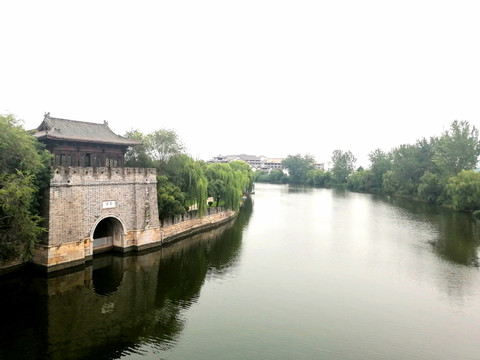 古城门护城河