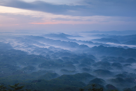 宜宾蜀南竹海晨雾缭绕丘陵自然风