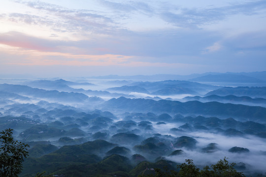 宜宾蜀南竹海晨雾缭绕的丘陵山脉