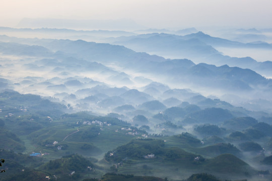 宜宾蜀南竹海晨雾缭绕的丘壑