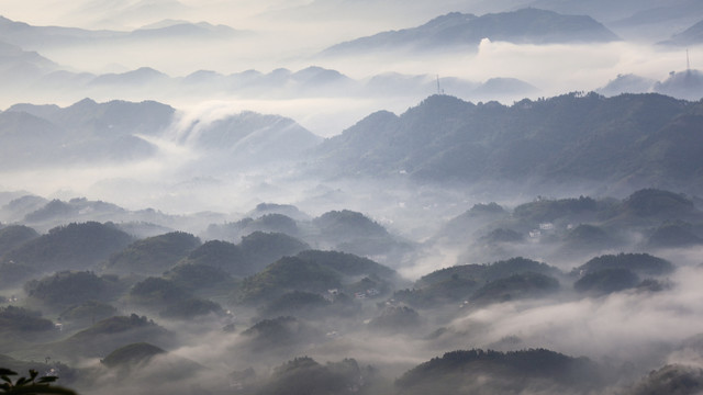 晨雾缭绕高山丘壑与山脉自然风光