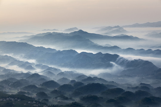 晨雾缭绕的丘壑山脉与高山