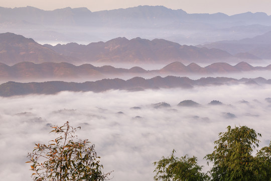 宜宾蜀南竹海雾色缭绕的丘壑山脉
