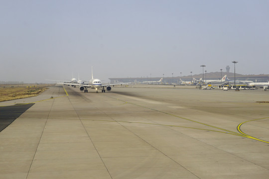 北京首都国际机场繁忙的机场跑道