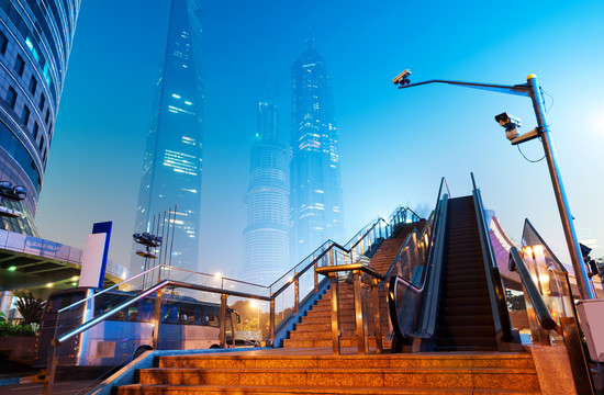 夜晚的上海街道自动扶梯和高楼