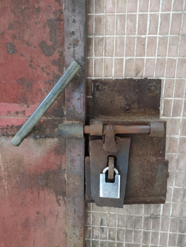 生锈铁门锁