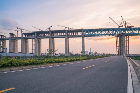 建设中的沪通大桥和高速公路