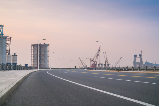 建造中的沪通大桥和高速公路