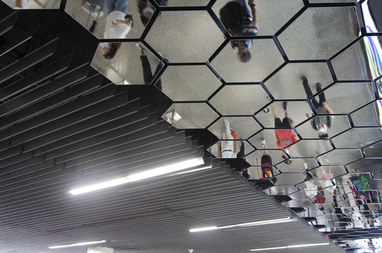上海地铁站通道吊顶