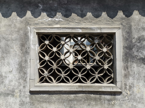 中式院墙瓦片拼接镂空花窗