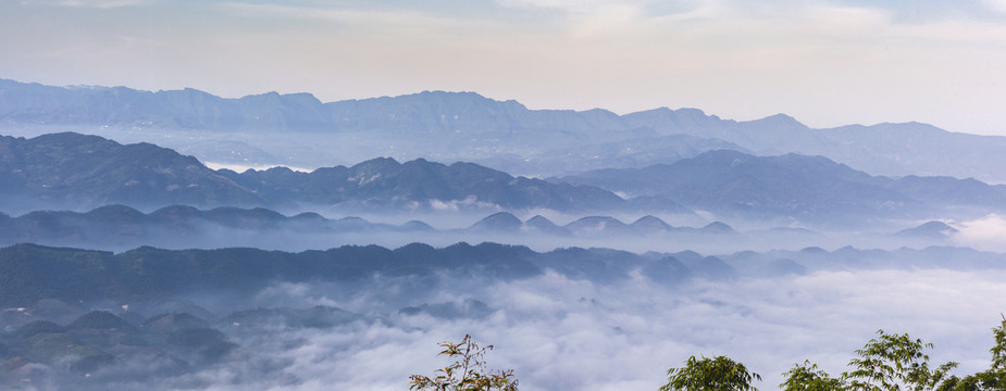 晨雾缭绕高山丘壑全景自然风光