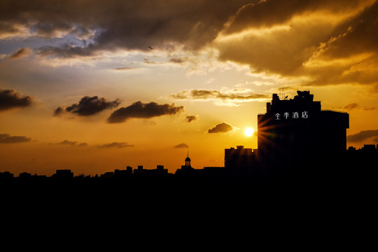 楼顶拍摄夕阳落日